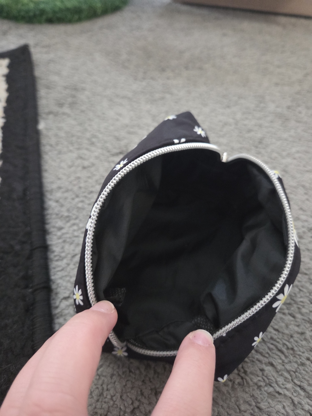 Small Daisy Pouch - Picture 2 of 3